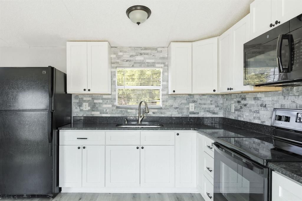 Active With Contract: $185,000 (2 beds, 1 baths, 644 Square Feet)