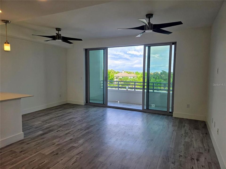 Active With Contract: $439,000 (1 beds, 2 baths, 858 Square Feet)