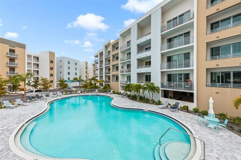 Active With Contract: $439,000 (1 beds, 2 baths, 858 Square Feet)