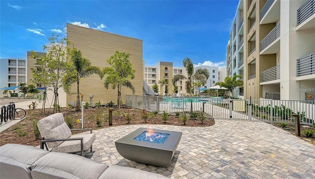 Active With Contract: $439,000 (1 beds, 2 baths, 858 Square Feet)