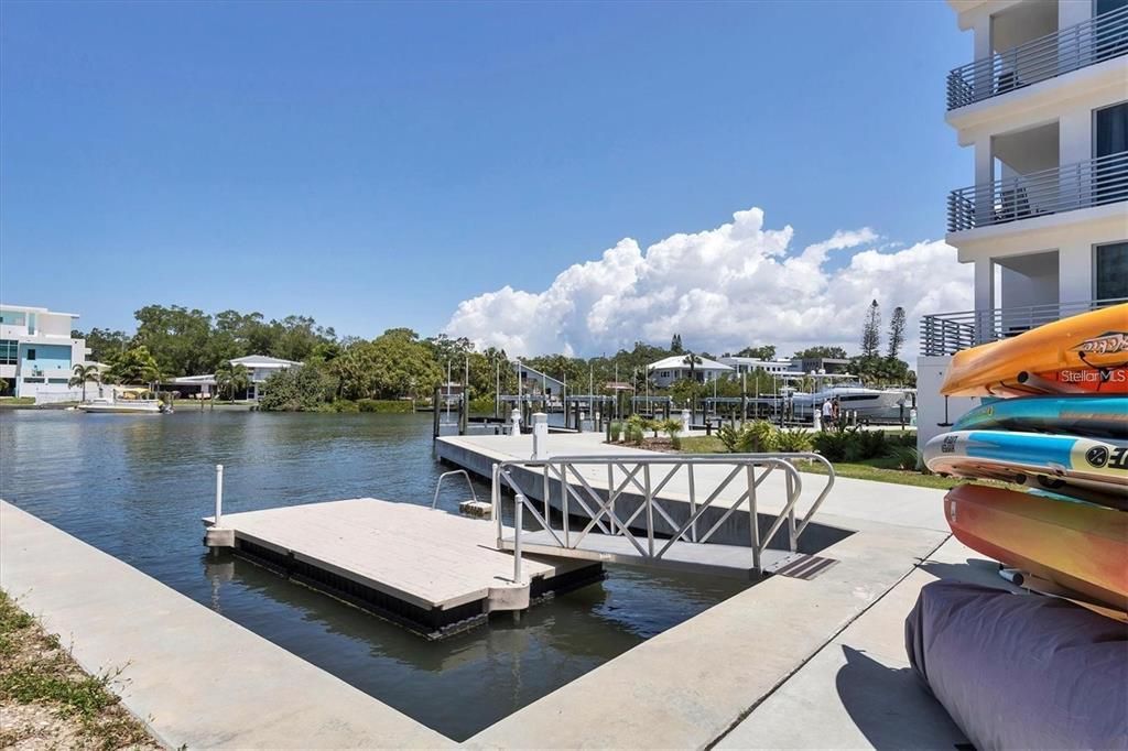 Active With Contract: $439,000 (1 beds, 2 baths, 858 Square Feet)