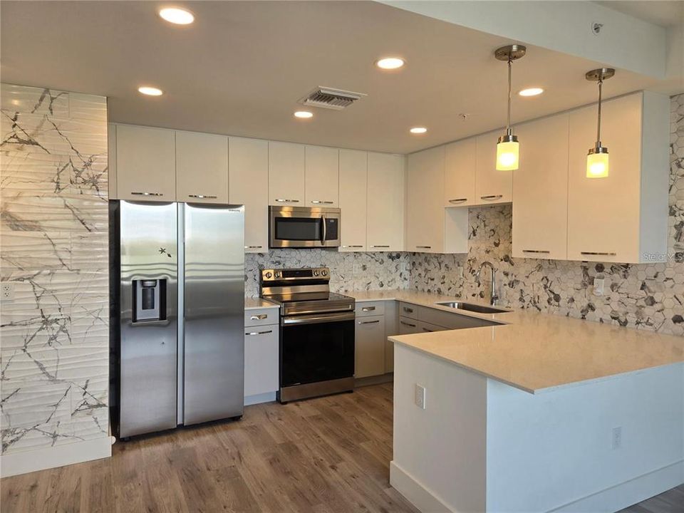 Active With Contract: $439,000 (1 beds, 2 baths, 858 Square Feet)