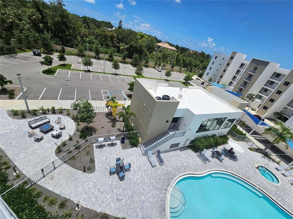 Active With Contract: $439,000 (1 beds, 2 baths, 858 Square Feet)