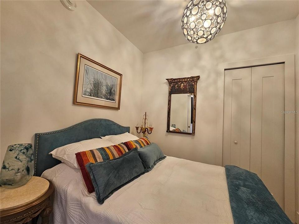 Active With Contract: $439,000 (1 beds, 2 baths, 858 Square Feet)