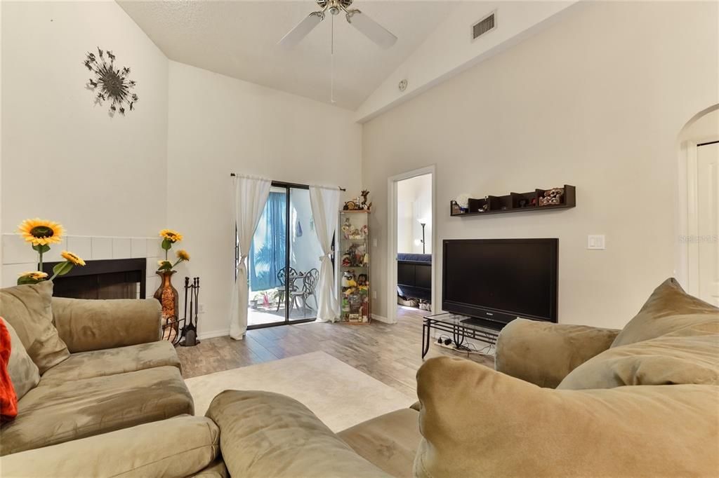 En Venta: $219,000 (2 camas, 2 baños, 904 Pies cuadrados)