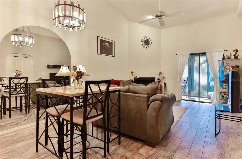En Venta: $219,000 (2 camas, 2 baños, 904 Pies cuadrados)
