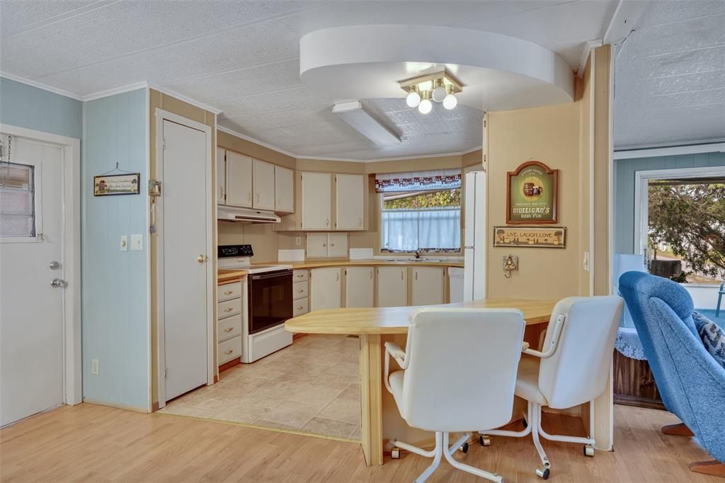 На продажу: $109,900 (2 спален, 2 ванн, 1152 Квадратных фут)