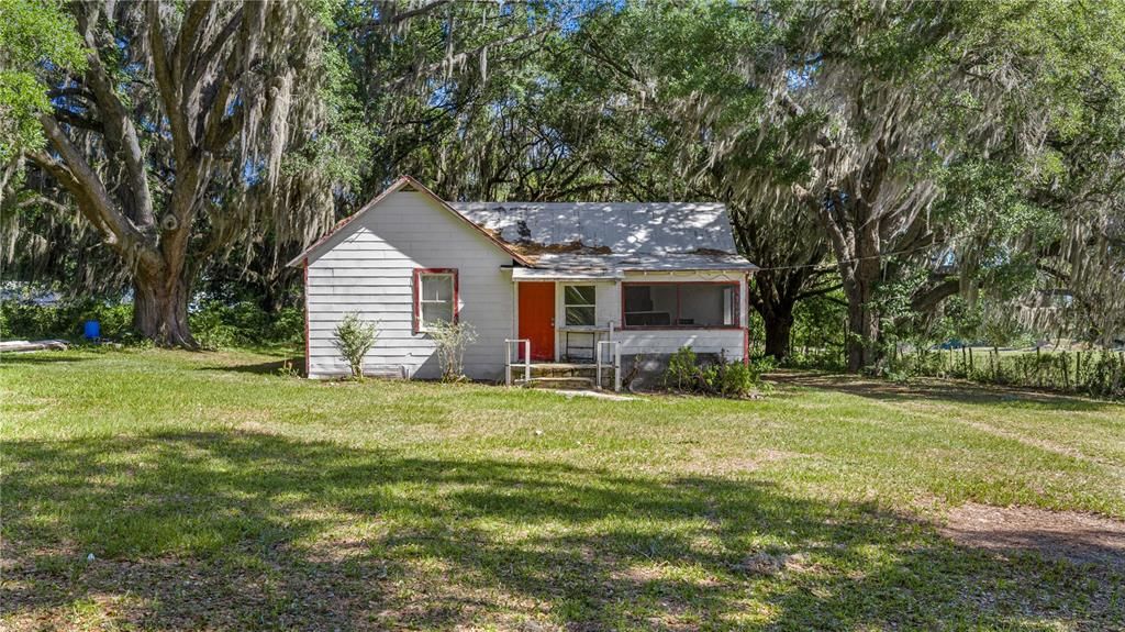 For Sale: $350,000 (2 beds, 1 baths, 944 Square Feet)