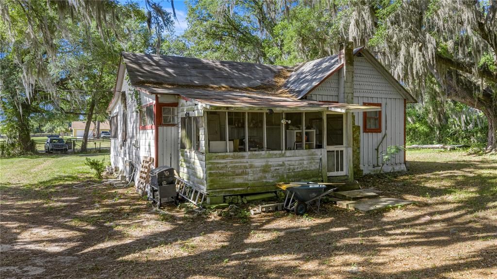 For Sale: $350,000 (2 beds, 1 baths, 944 Square Feet)