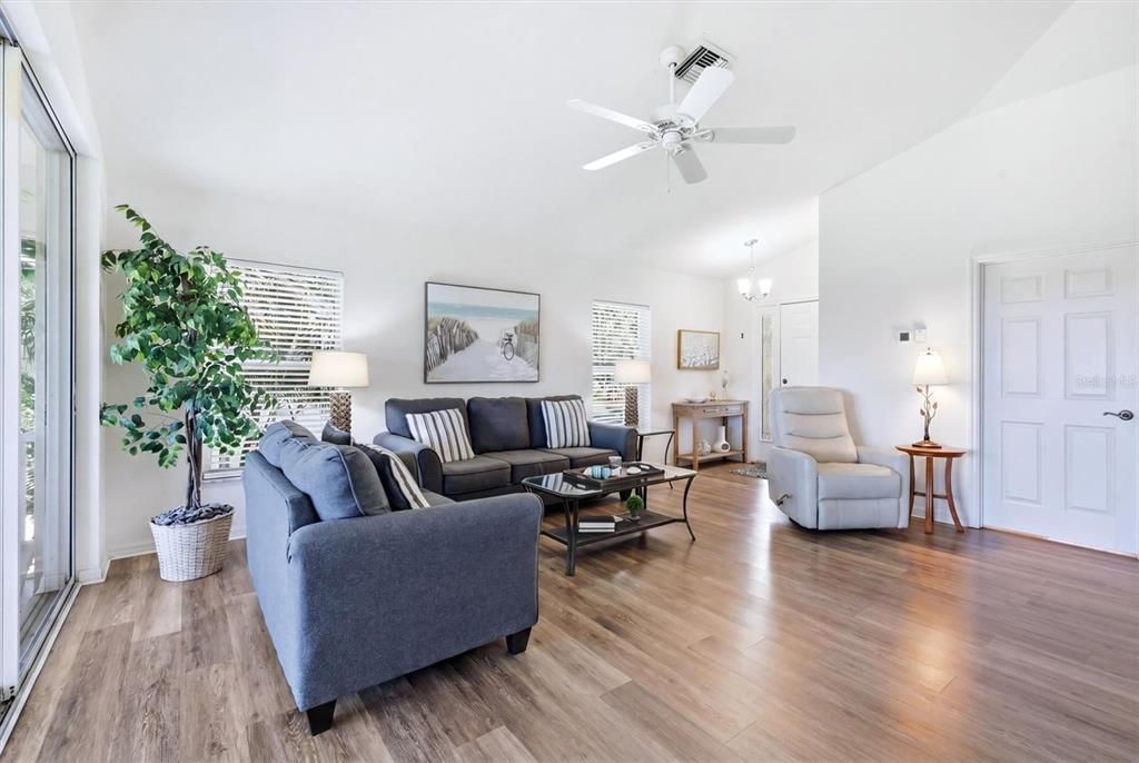For Sale: $214,700 (2 beds, 2 baths, 1407 Square Feet)