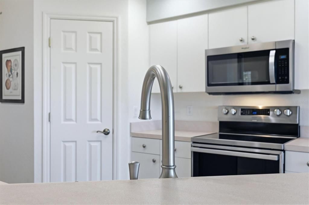 For Sale: $214,700 (2 beds, 2 baths, 1407 Square Feet)