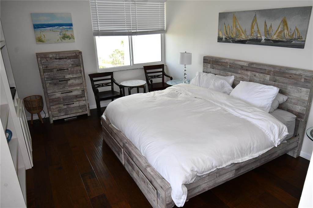 For Rent: $4,995 (3 beds, 2 baths, 1207 Square Feet)
