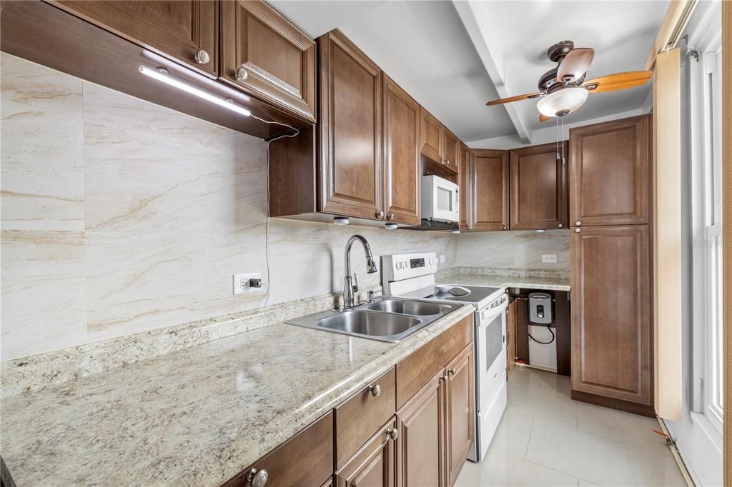 For Sale: $99,900 (1 beds, 1 baths, 648 Square Feet)