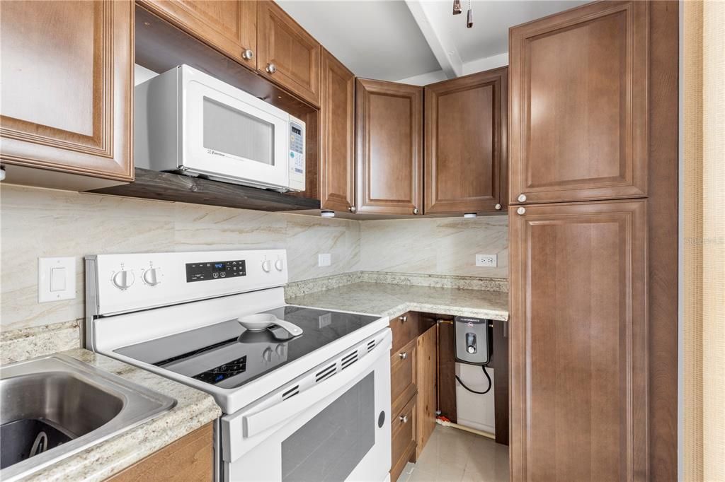 For Sale: $99,900 (1 beds, 1 baths, 648 Square Feet)