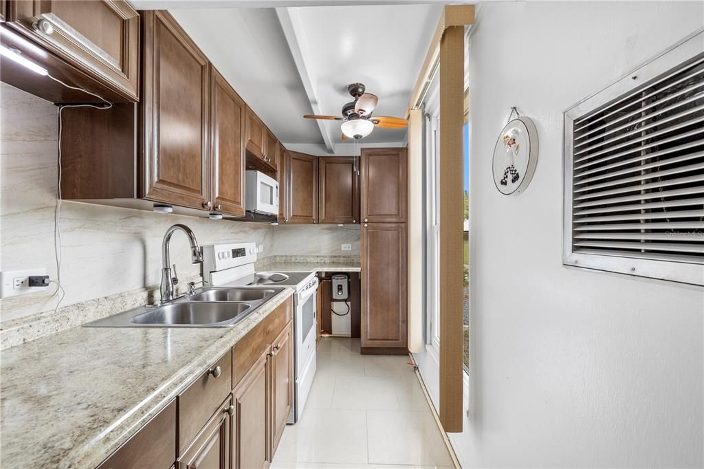 For Sale: $99,900 (1 beds, 1 baths, 648 Square Feet)