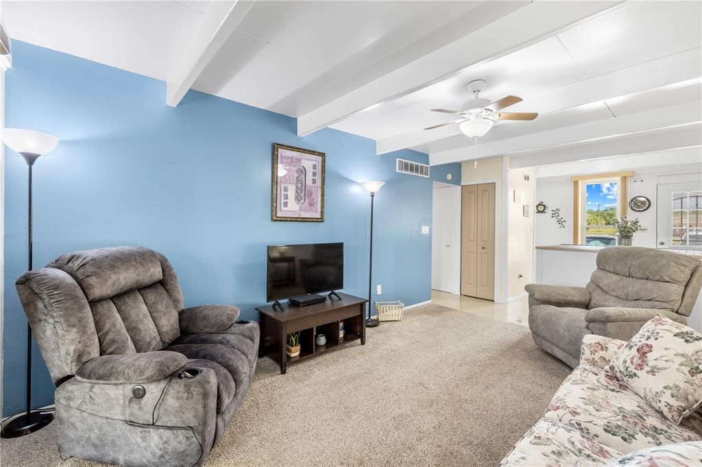 For Sale: $99,900 (1 beds, 1 baths, 648 Square Feet)