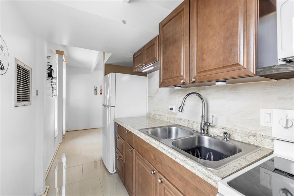 For Sale: $99,900 (1 beds, 1 baths, 648 Square Feet)