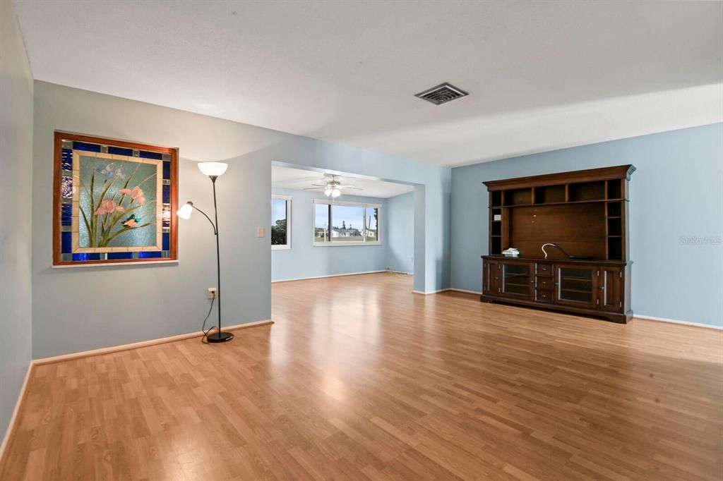 Activo con contrato: $235,000 (2 camas, 2 baños, 1256 Pies cuadrados)