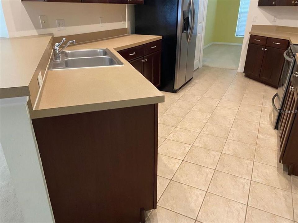 Activo con contrato: $1,990 (3 camas, 2 baños, 1950 Pies cuadrados)