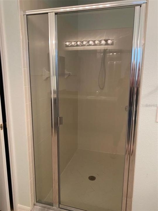 Activo con contrato: $1,990 (3 camas, 2 baños, 1950 Pies cuadrados)
