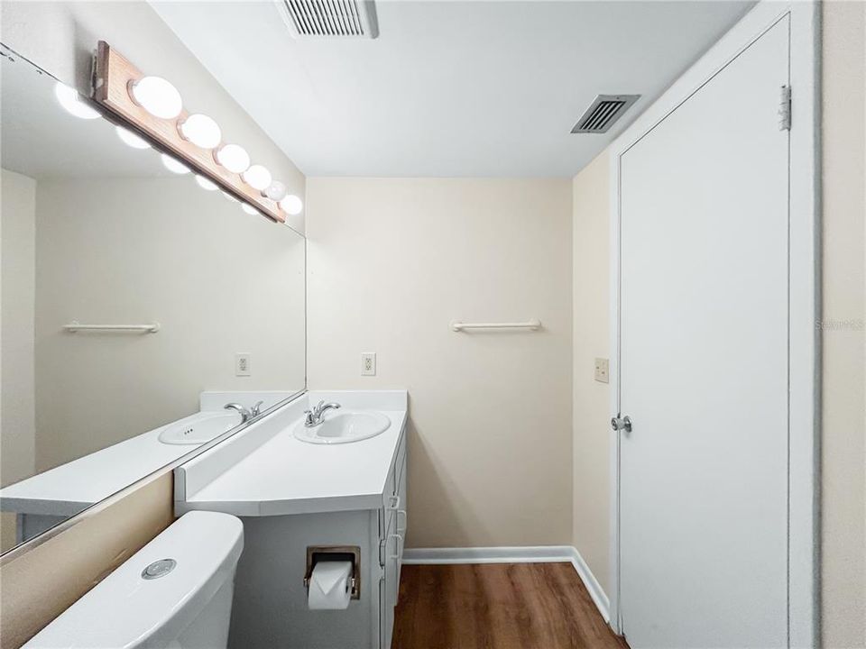 На продажу: $149,900 (2 спален, 2 ванн, 1068 Квадратных фут)