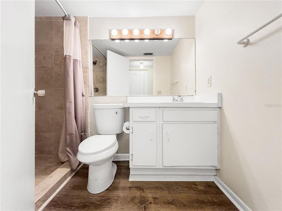 На продажу: $149,900 (2 спален, 2 ванн, 1068 Квадратных фут)