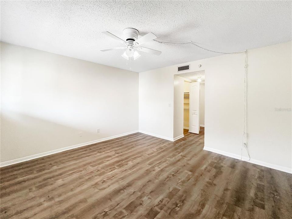 На продажу: $149,900 (2 спален, 2 ванн, 1068 Квадратных фут)