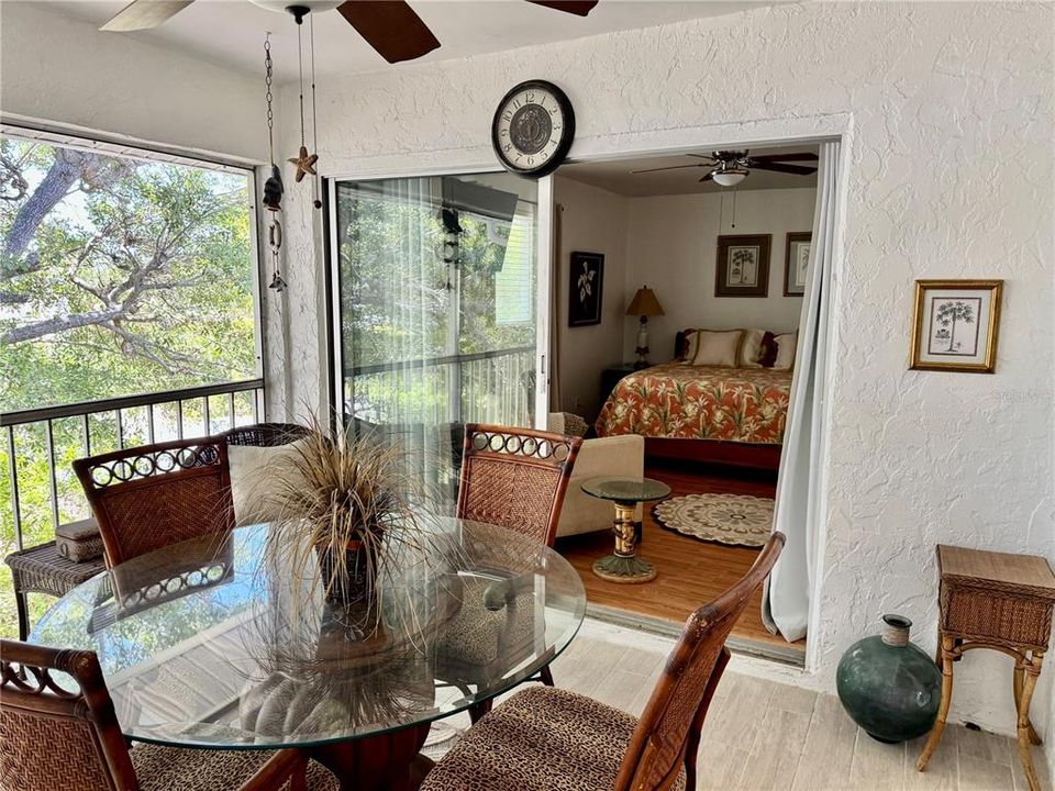 For Sale: $129,000 (2 beds, 2 baths, 999 Square Feet)