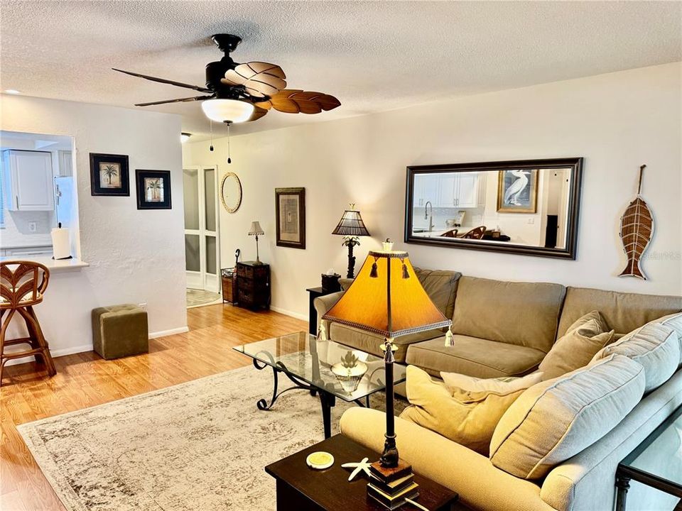 For Sale: $129,000 (2 beds, 2 baths, 999 Square Feet)
