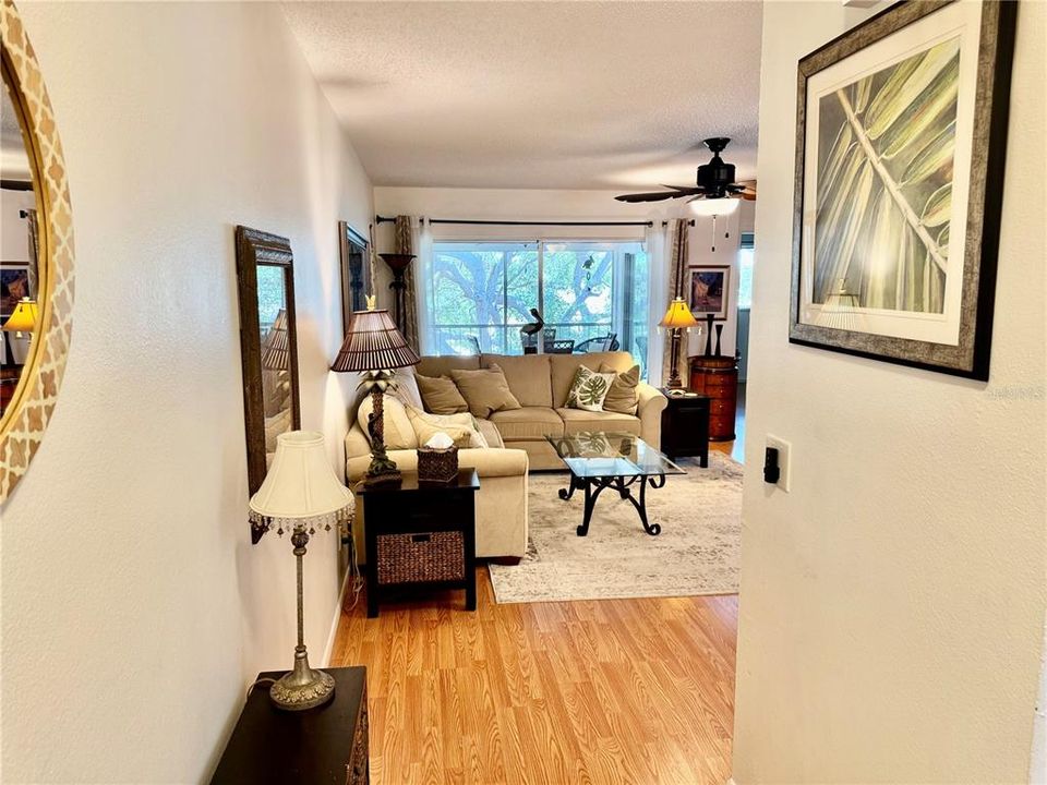 For Sale: $129,000 (2 beds, 2 baths, 999 Square Feet)