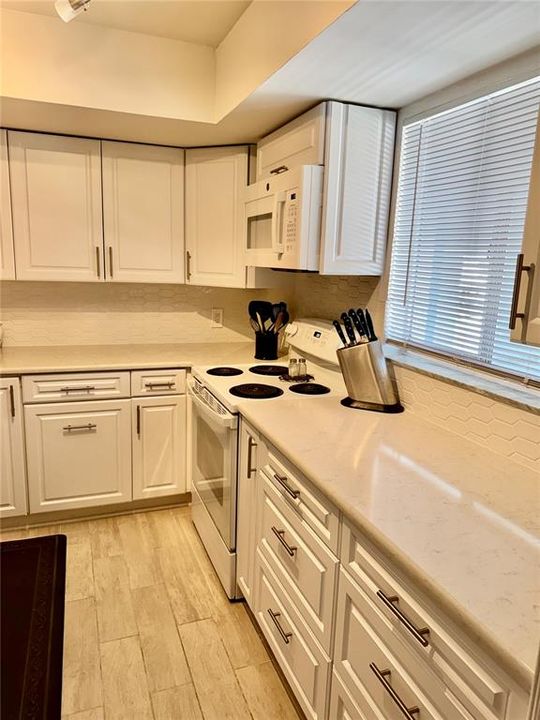 For Sale: $129,000 (2 beds, 2 baths, 999 Square Feet)