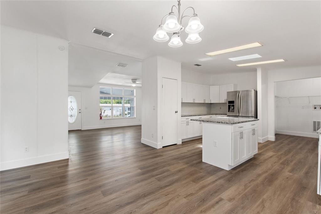 Под контрактом: $309,999 (5 спален, 3 ванн, 2108 Квадратных фут)