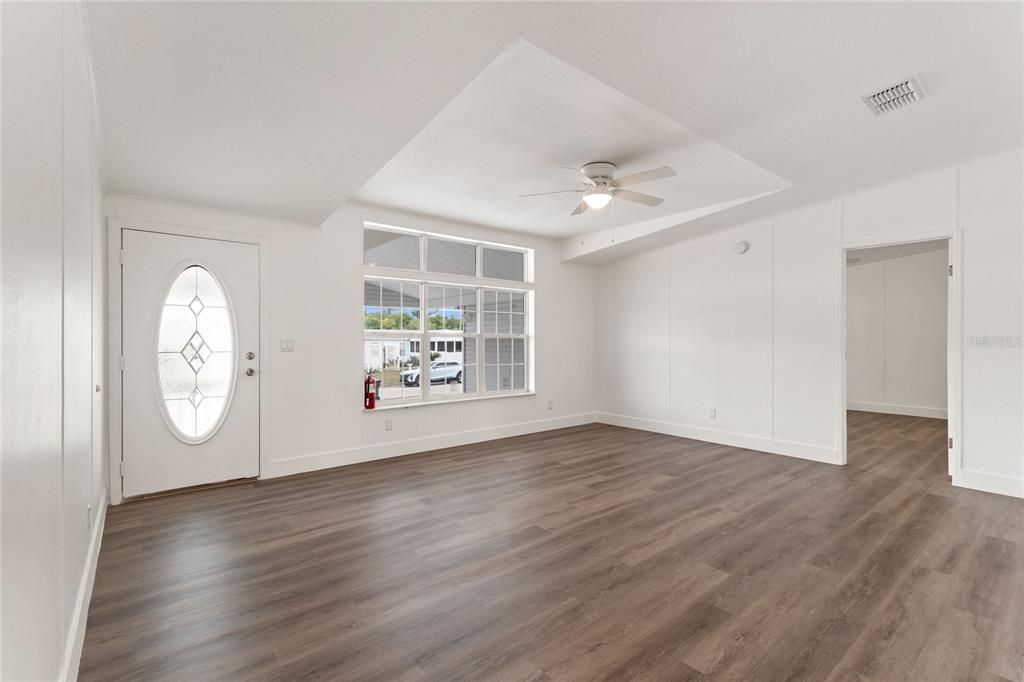 Под контрактом: $309,999 (5 спален, 3 ванн, 2108 Квадратных фут)