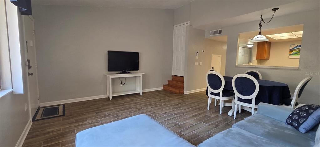Active With Contract: $154,900 (2 beds, 2 baths, 975 Square Feet)