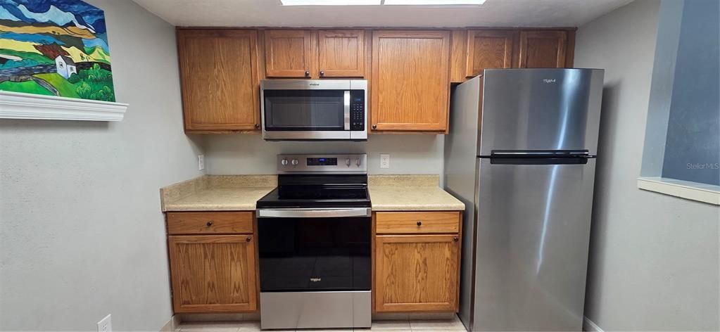 Active With Contract: $154,900 (2 beds, 2 baths, 975 Square Feet)