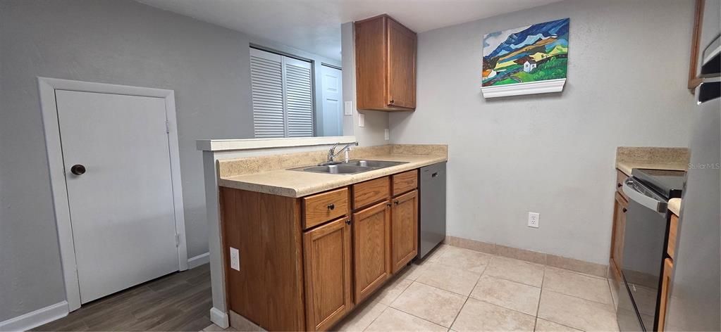 Active With Contract: $154,900 (2 beds, 2 baths, 975 Square Feet)