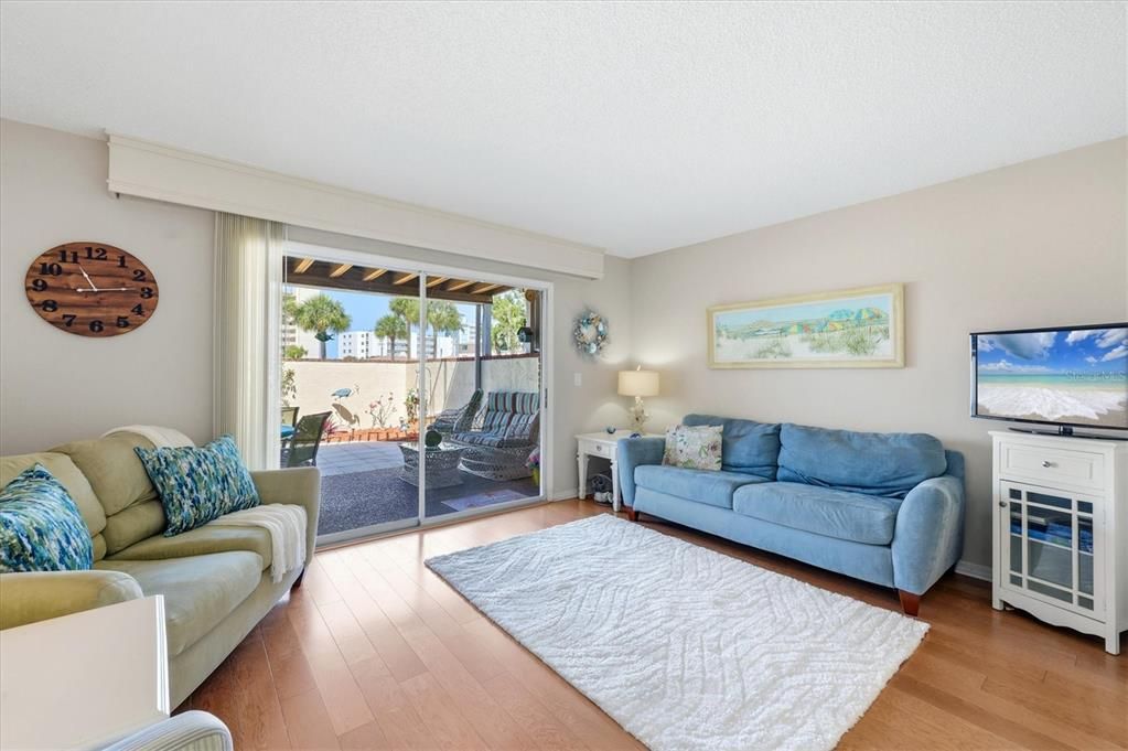 For Sale: $379,000 (2 beds, 1 baths, 959 Square Feet)