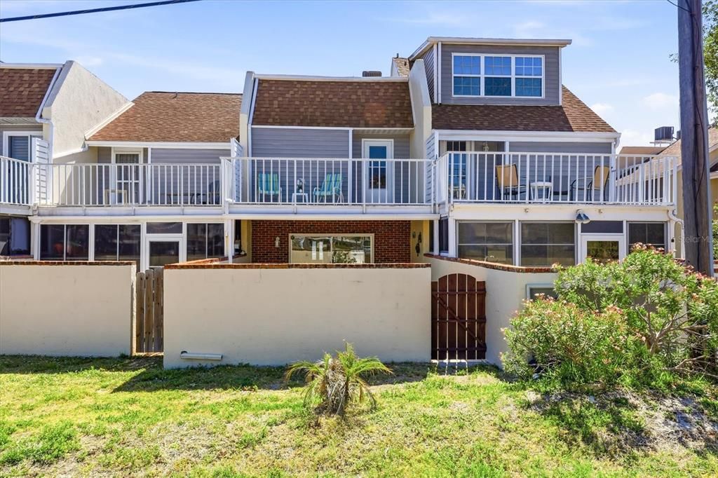 For Sale: $379,000 (2 beds, 1 baths, 959 Square Feet)