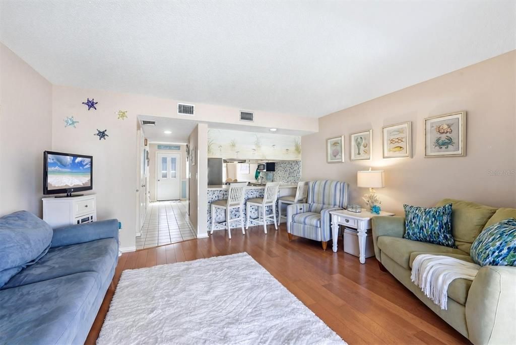 For Sale: $379,000 (2 beds, 1 baths, 959 Square Feet)