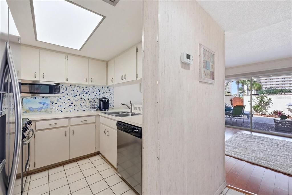 For Sale: $379,000 (2 beds, 1 baths, 959 Square Feet)
