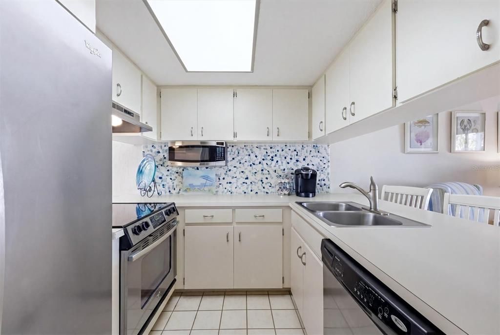 For Sale: $379,000 (2 beds, 1 baths, 959 Square Feet)