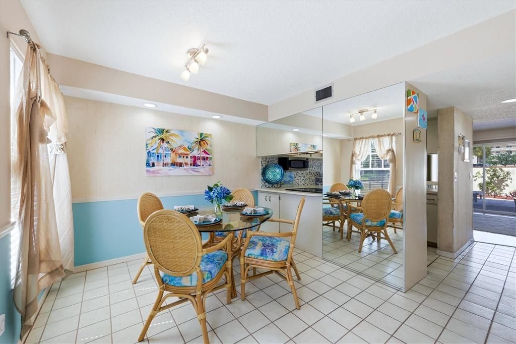 For Sale: $379,000 (2 beds, 1 baths, 959 Square Feet)