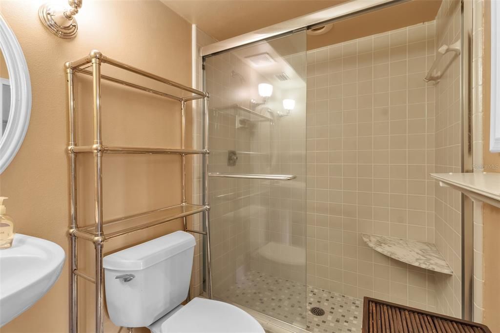 Под контрактом: $159,900 (2 спален, 2 ванн, 1185 Квадратных фут)