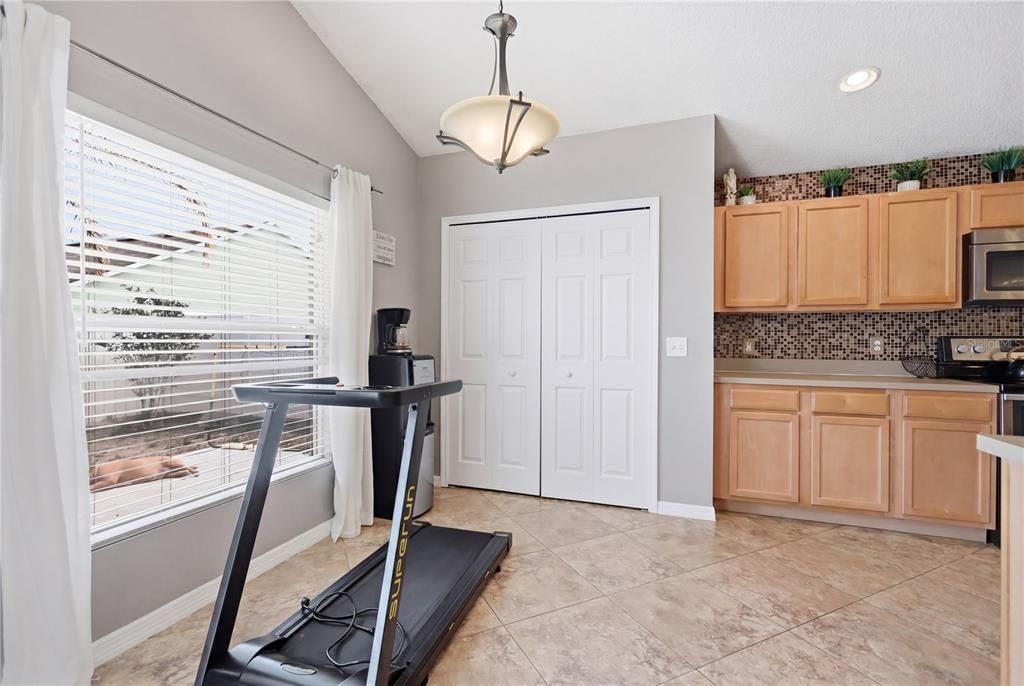 Activo con contrato: $324,900 (4 camas, 2 baños, 1787 Pies cuadrados)