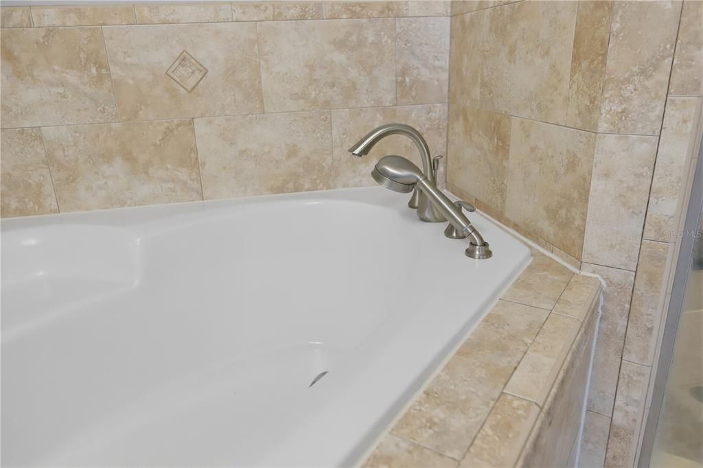 Activo con contrato: $324,900 (4 camas, 2 baños, 1787 Pies cuadrados)