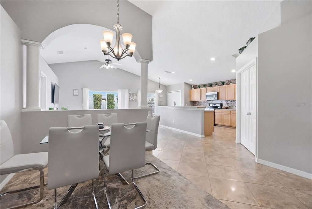 Activo con contrato: $324,900 (4 camas, 2 baños, 1787 Pies cuadrados)