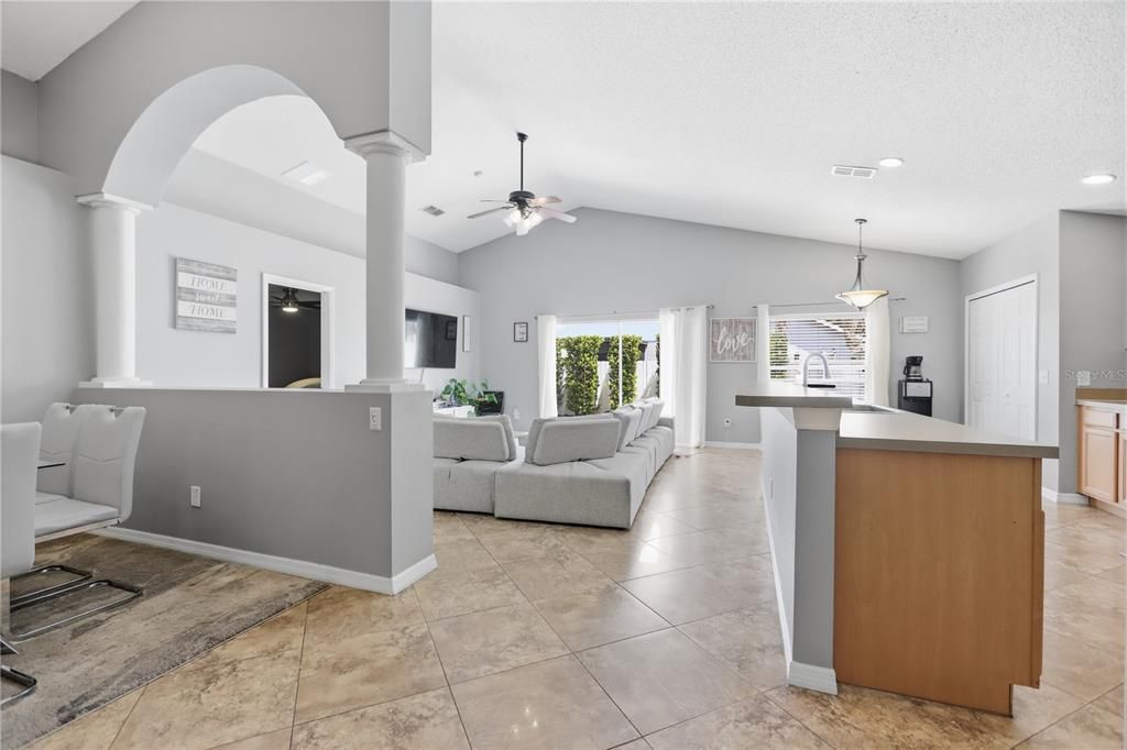 Activo con contrato: $324,900 (4 camas, 2 baños, 1787 Pies cuadrados)