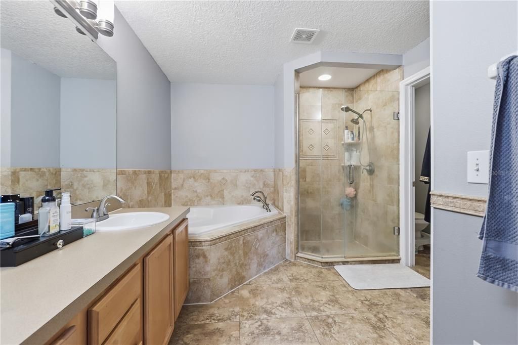 Activo con contrato: $324,900 (4 camas, 2 baños, 1787 Pies cuadrados)