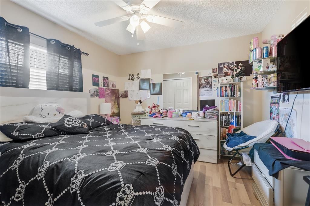 Activo con contrato: $324,900 (4 camas, 2 baños, 1787 Pies cuadrados)