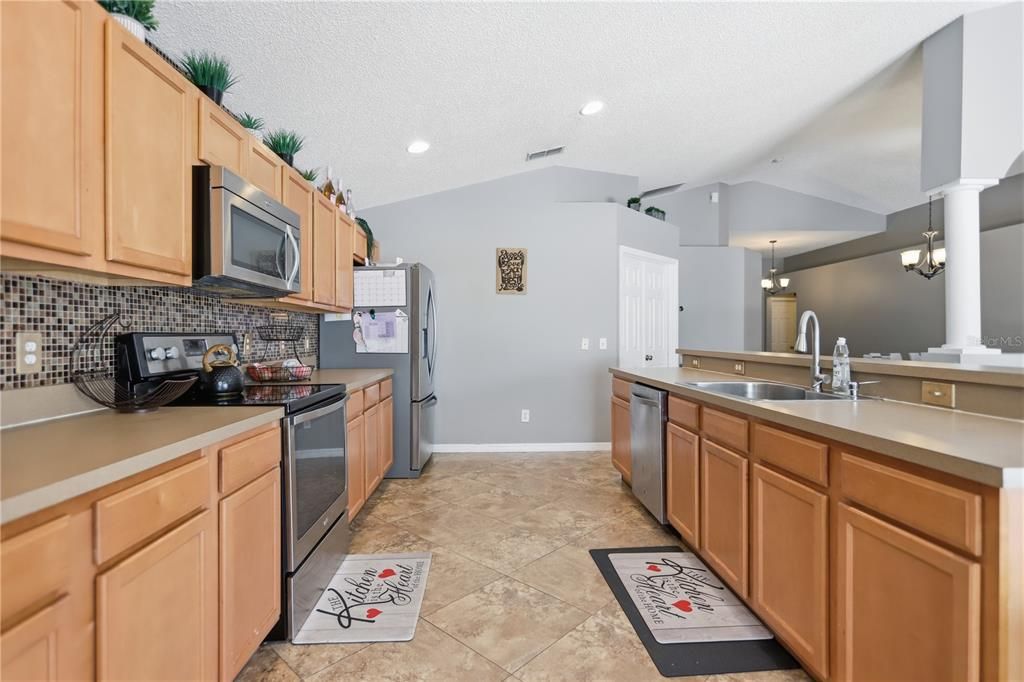 Activo con contrato: $324,900 (4 camas, 2 baños, 1787 Pies cuadrados)